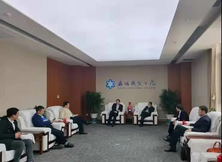 中外企业家联盟主席滕和显参访威海职业学院