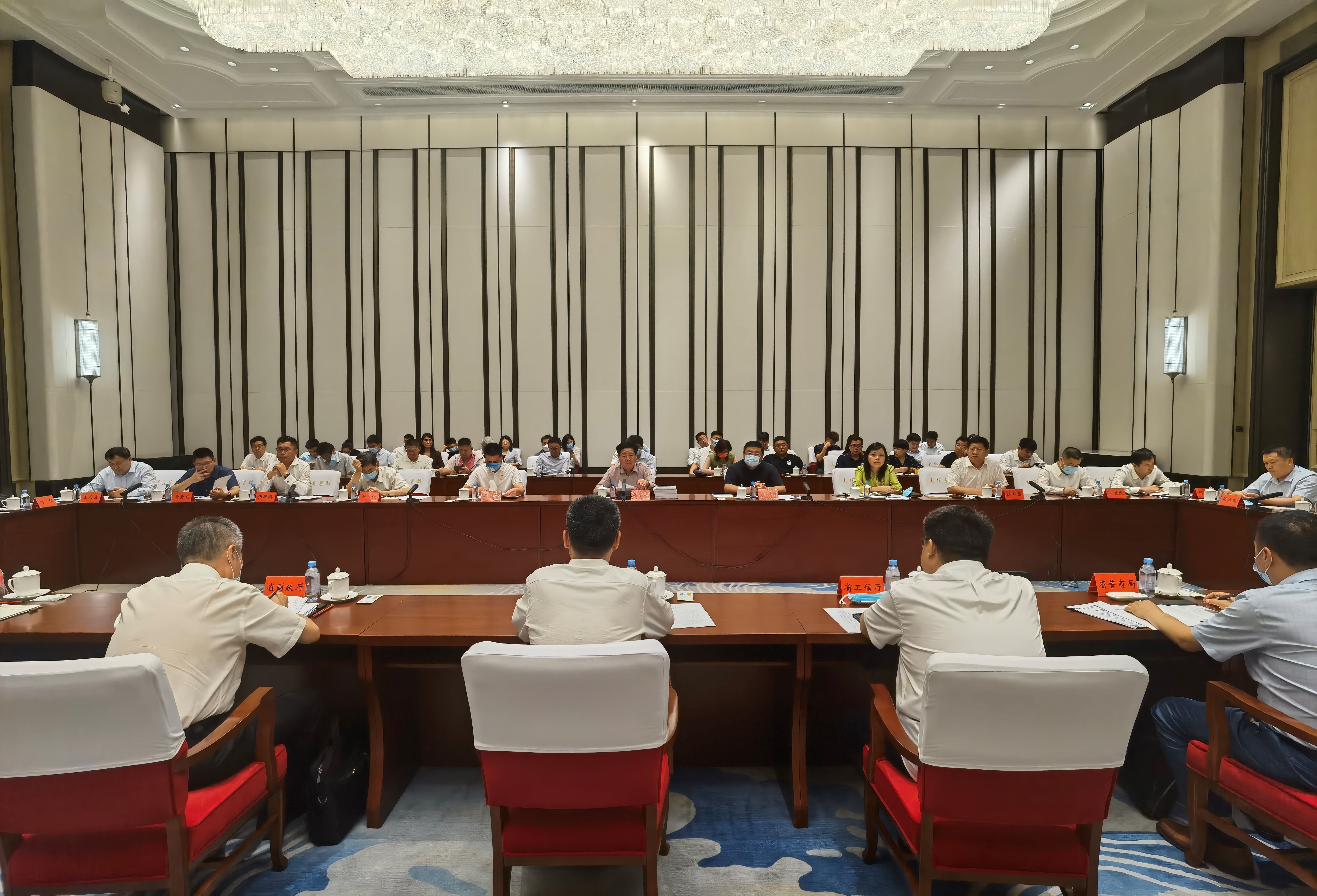 中国中小企业协会中外企业家分会考察团参加与黑龙江省直属部门座谈会