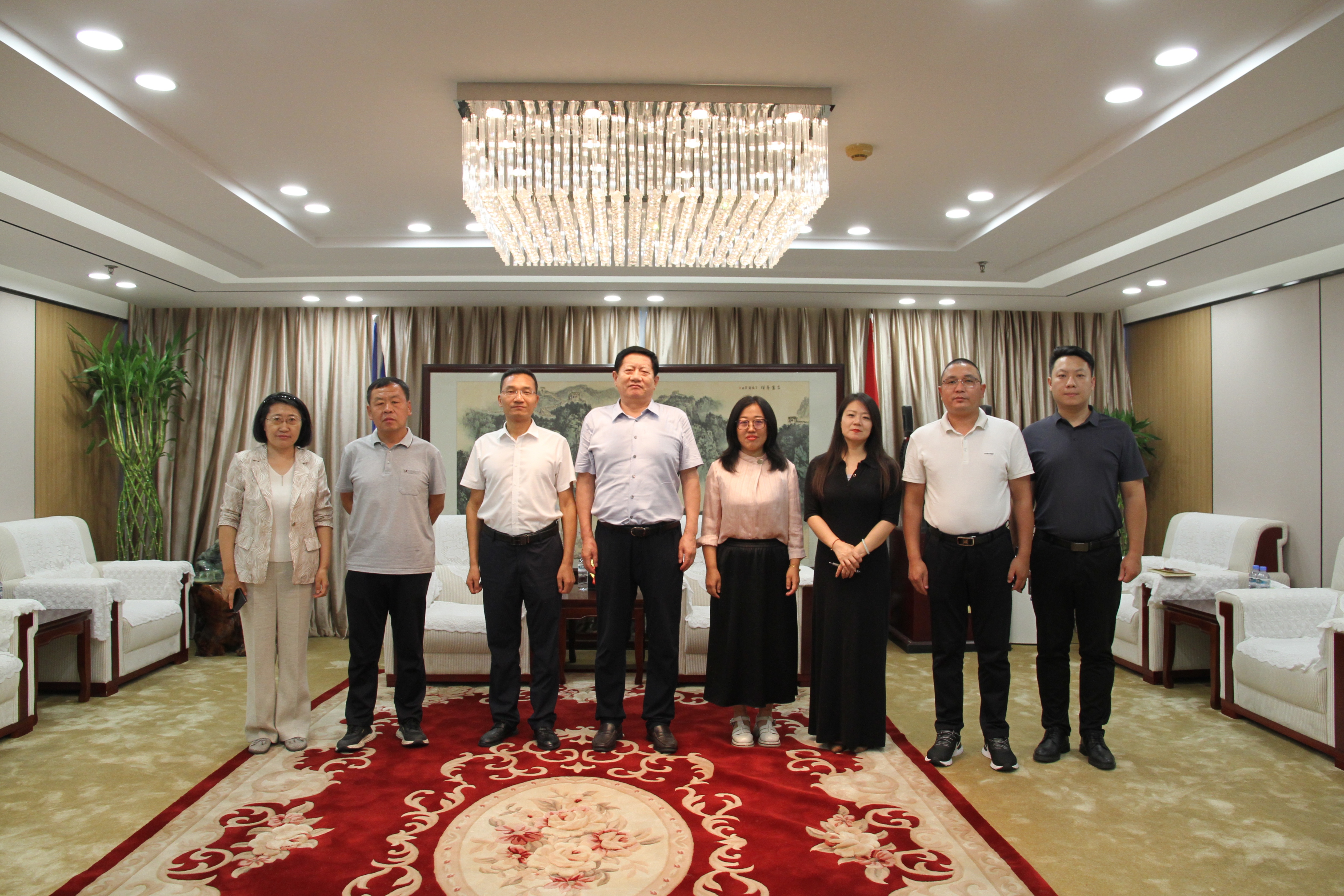 乌海市政府领导一行莅临中外企业家分会交流座谈，共探产业发展新机遇