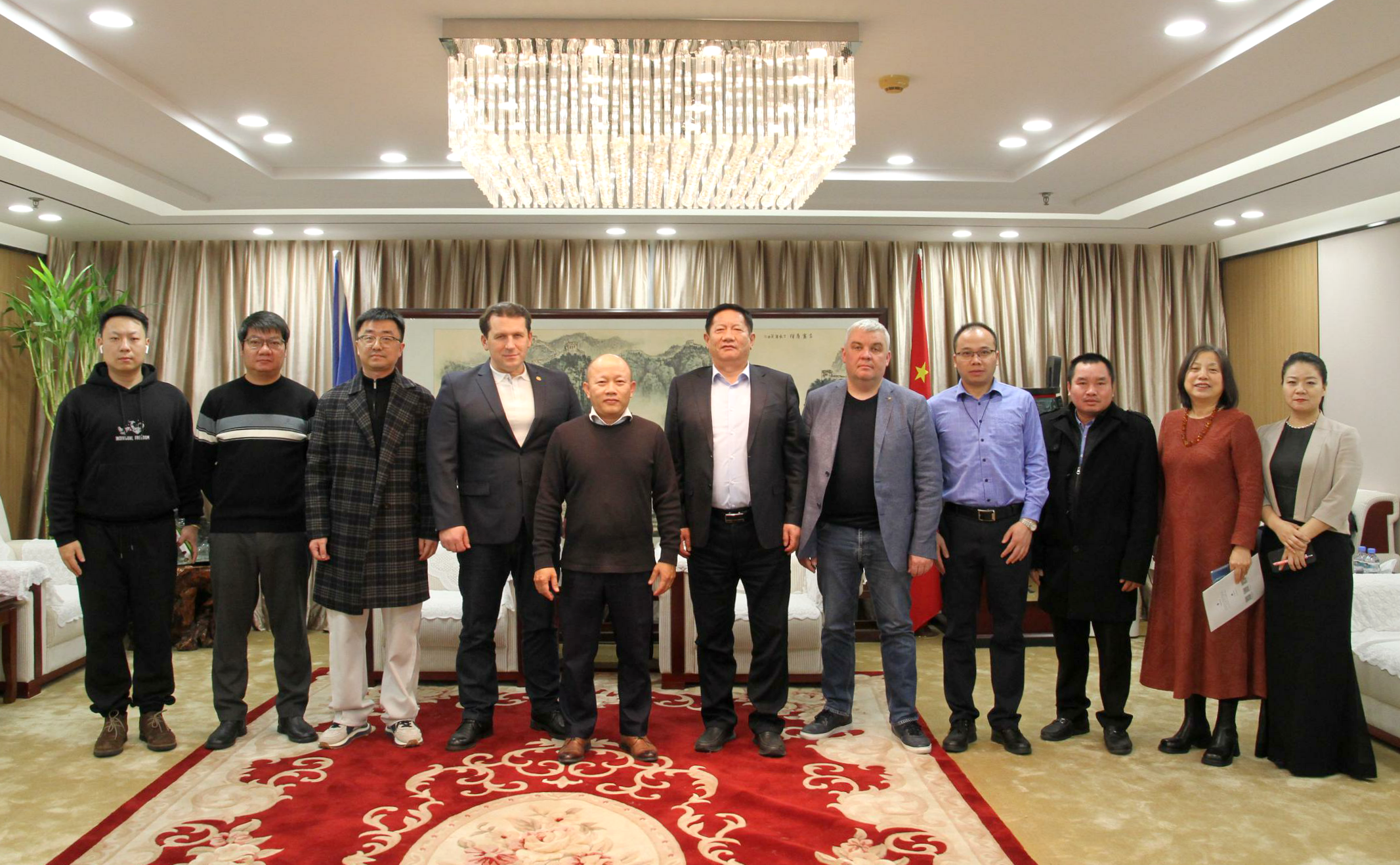 俄罗斯南萨哈林斯克州政府及老挝驻华大使馆代表一行莅临中外企业家分会